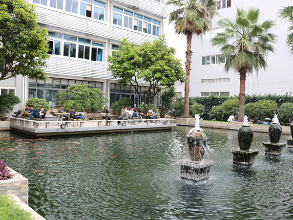 東莞潤東方環(huán)?？照{(diào)公司銷售部戶外休息區(qū)